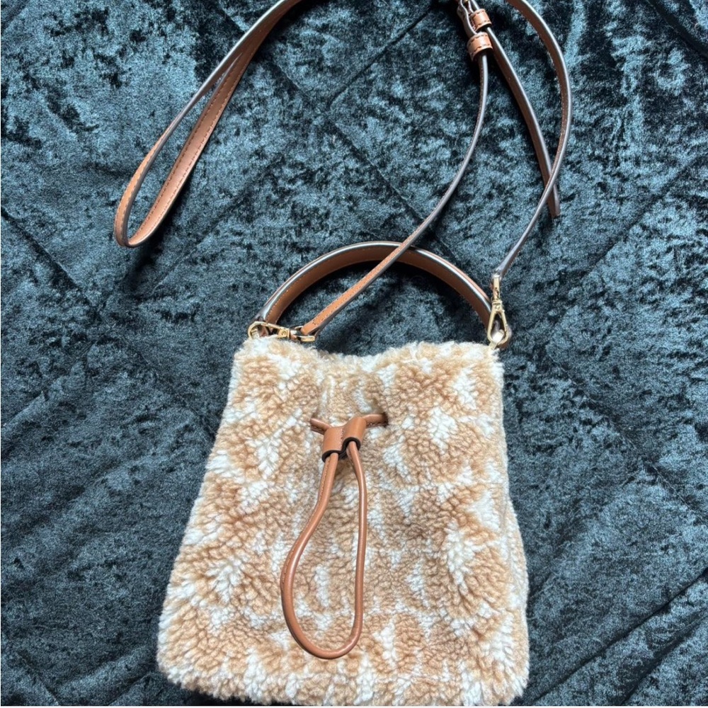 Michael Kors Shearling Fluffy Bucket bag Crossbody